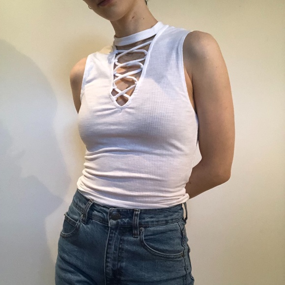 Edgy but simple white top - Picture 3 of 5